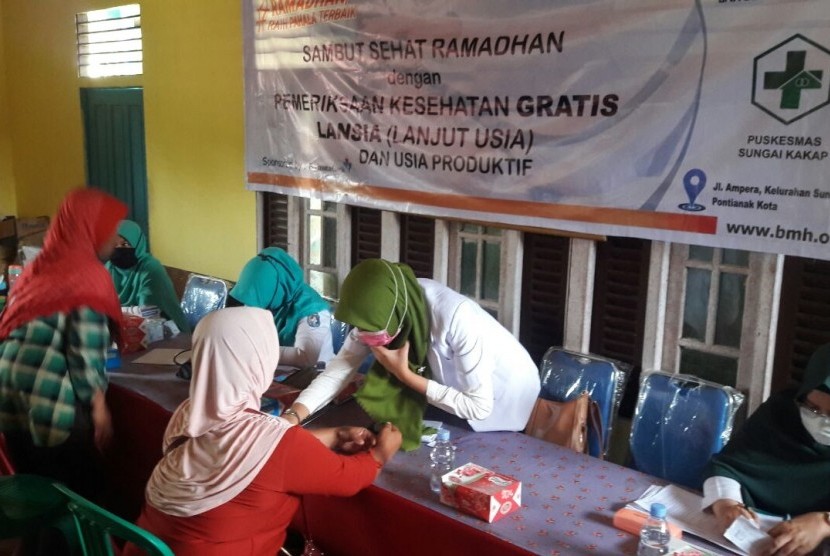 Laznas BMH Kalimantan Barat menggelar program layanan kesehatan gratis.