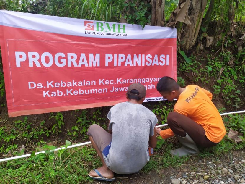 Laznas BMH kantor Gerai Kebumen membangun fasilitas pipanisasi di Desa Kebakalan, Kecamatan Karanggayam, Kabupaten Kebumen, Jawa Tengah.