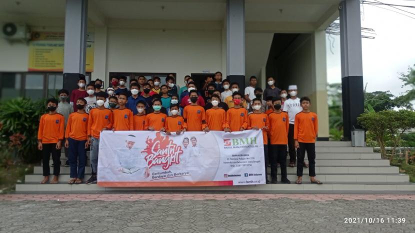 Laznas BMH  kantor gerai Kebumen mengadakan Pesantren Siaga, di Komplek Pesantren Hidayatullah Kebumen, Jawa Tengah, Sabtu (16/10).