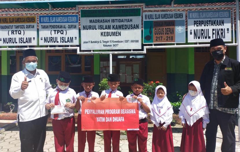 Laznas BMH  kantor Gerai Kebumen menyalurkan beasiswa  kepada Sekolah MI Nurul Islam,  Kawedusan, Kebumen, Jawa Tengah, Rabu  (1/12).