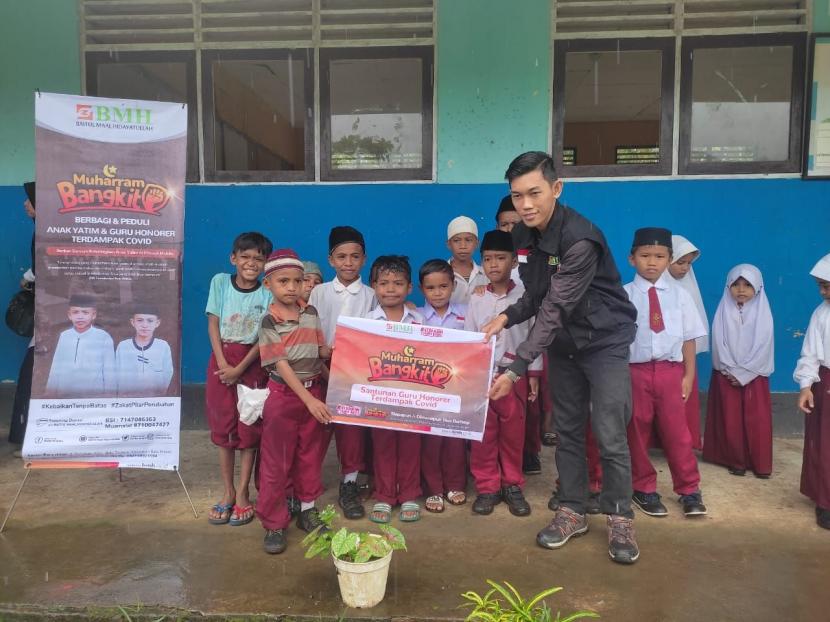 Laznas BMH melaksanakan kegiatan bakti sosial di Pondok Pesantrden Hidayatullah Liang, Maluku Tengah, Selasa (17/8).