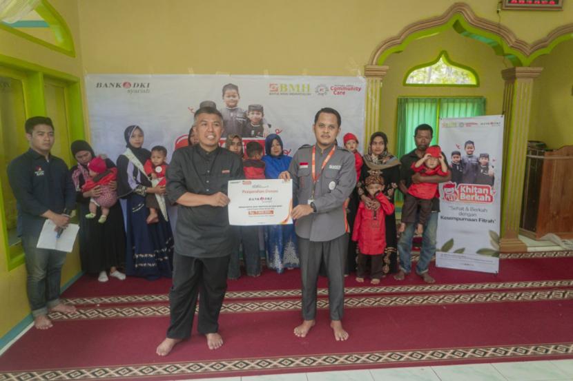 Laznas BMH melaksanakan program khitan berkah untuk anak-anak yatim dhuafa dan penghafal Alquran di Garut Selatan dan Kota Cirebon,  24-25 Desember 2022.  Kredit foto: Dok BMH