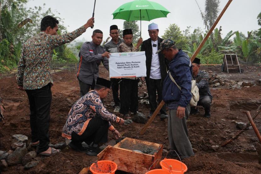 Laznas BMH  melakukan peletakan batu pertama pembangunan Masjid Al-Kahfi yang berada di lingkungan Panti Asuhan Yatim Dhuafa Al-Kahfi di Jalan Raya Weskust, Desa Weskust, Kabupaten Kepahiang, Bengkulu, Rabu (28/9/2022).
