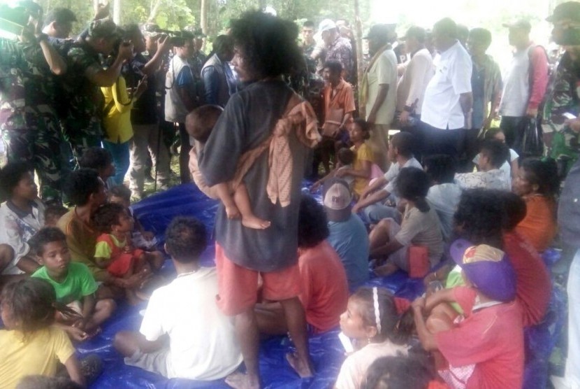 Laznas BMH membagikan bantuan kepada para korban bencana kelaparan di Maluku Tengah.
