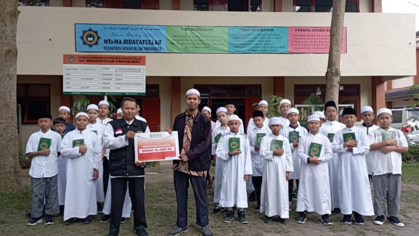 Laznas BMH membagikan mushaf Alquran kepada ratusan santri baru penghafal Alquran yang menimba ilmu di Pesantren Hidayatullah Yogyakarta, Ahad (24/7/2022).