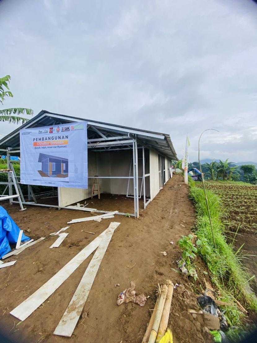 Laznas BMH membangun shelter bagi warga terdampak gempa  di Kampung Pasir Gombong, Desa Sukamulya, Kecamatan Cugenang, Cianjur, Jawa  Barat.