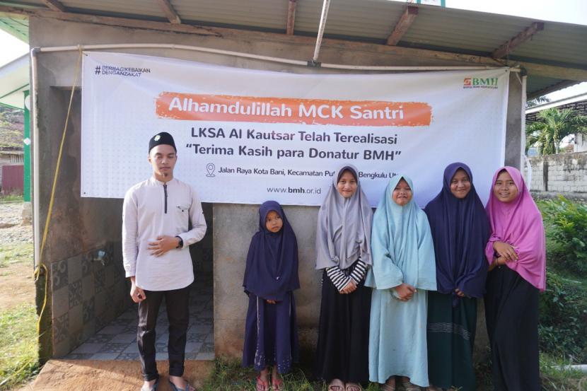 Laznas BMH membangunkan MCK untuk para santri yatim-dhuafa penghafal Quran yang menimba ilmu di LKSA Al-Kautsar, Bengkulu Utara.