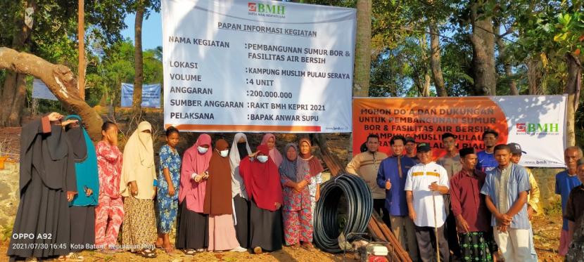 Laznas BMH membangunkan sumur bor untuk warga Pulau Seraya, Batam, Kepulauan Riau.