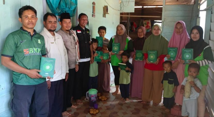Laznas BMH  memberikan bantuan 40 mushaf Alquran untuk kebutuhan mereka mengaji dan menghafal Alquran dan 30 buku yasin, ke masyarakat pedalaman Malinau.