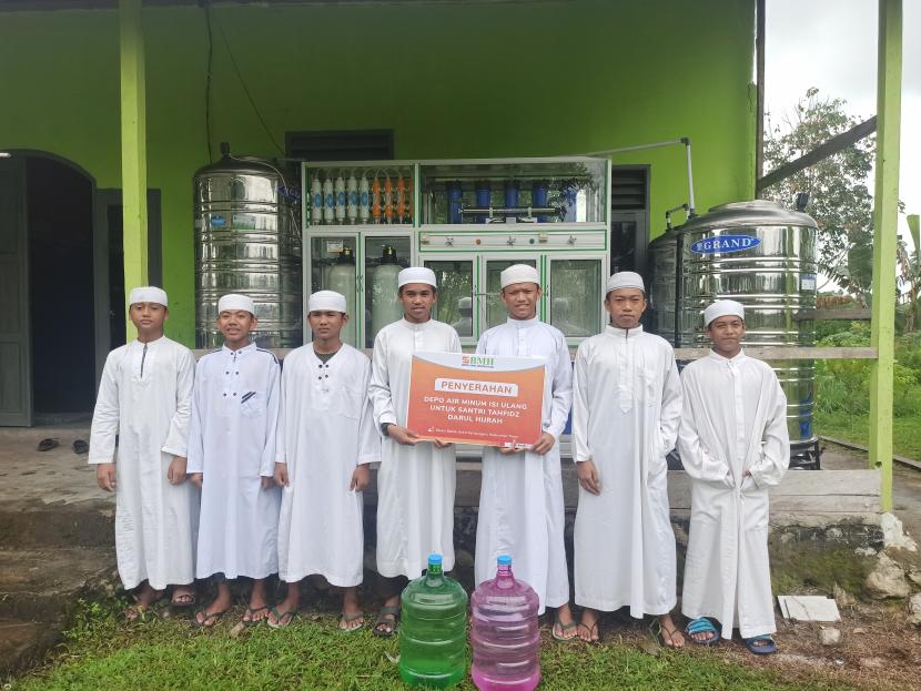 Laznas BMH memberikan bantuan depot air minum untuk para santri Pesantren Darul Hijrah Muara Badak, Muara Badak, Kutai Kartanegara, Kalimantan Timur, Rabu (19/1).