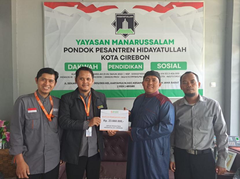 Laznas BMH memberikan bantuan pembebasan lahan untuk perluasan Pesantren Hidayatullah Cirebon, Jawa Barat, sebesar Rp 23,65 juta, pada Rabu (28/9/2022).