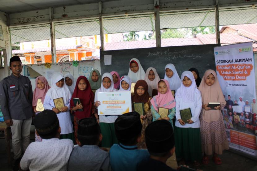 Laznas BMH memberikan bantuan sarana sekolah dan mushaf Quran kepada Madrasah Diniyah Takmilyah Awaliyah (MDTA) Al- Washliyah di Desa Janji, Kecamatan Bilah Barat,  Kabupaten  Labuhanbatu, Jumat (16/12/2022).