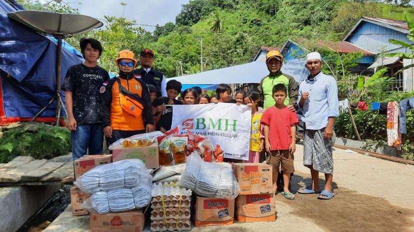 Laznas BMH memberikan bantuan untuk masyarakat penyintas gempa bumi di  Dusun Salunangka, Kelurahan Rangas, Kecamatan Simboro, Kabupaten Mamuju, Sulawesi Barat.