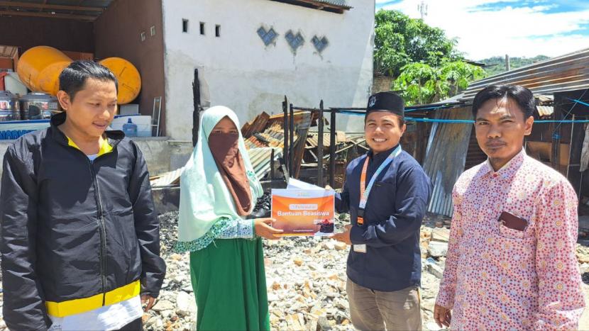 Laznas BMH memberikan santunan biaya sekolah untuk Rachel,  anak penyintas kebakaran di Gorontalo, Rabu (14/9/2022).