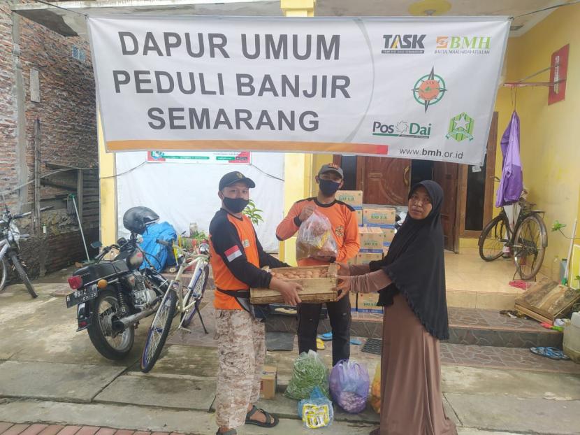 Laznas BMH mendirikan dapur umum untuk warga korban banjir di Semarang, Jawa Tengah.