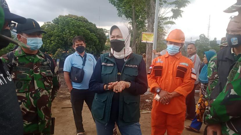 Laznas BMH menerjunkan relawan dari Tim SAR Hidayatullah dan Tm Relawan untuk membantu proses penanganan musibah banjir yang melanda Kota Batu,  Jawa Timur, Kamis (4/11).
