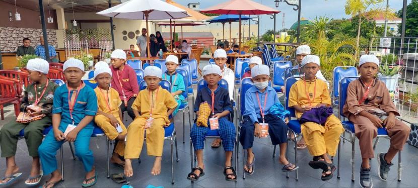Laznas BMH mengadakan acara khitan berkah yang  diikuti 25 anak panti asuhan se-Gorontalo, Ahad (18/9/2022).