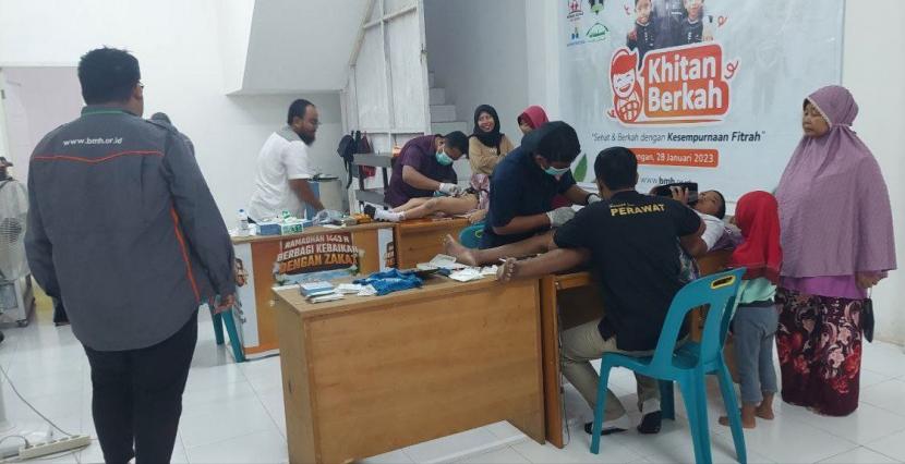 Laznas BMH menggelar acara khitan mawal di Kantor BMH Gerai Bulungan, Kalimantan Utara, Sabtu (28/1/2023)