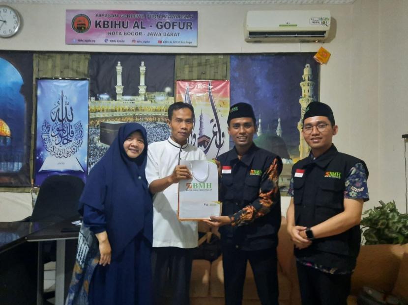 Laznas BMH menggelar aktivitas edukasi melalui mendongeng di SDIT Al Khairiyah Bogor.