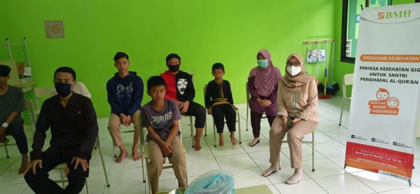Laznas BMH menggelar bakti sosial pemeriksaan gigi gratis untuk para santri tahfizh Quran Yayasan Al Furqon Kendall, Jawa Tengah.
