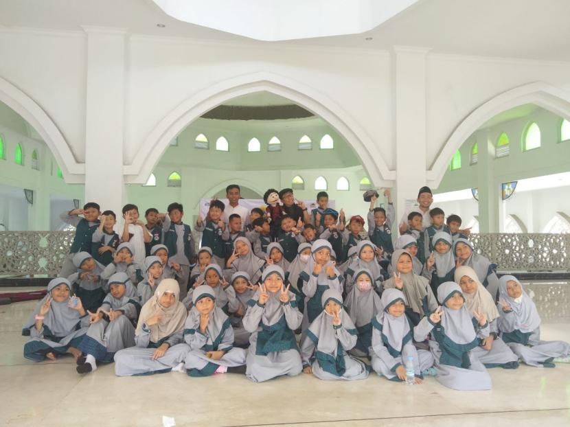 Laznas BMH menggelar kegiatan edukasi anak bangsa tentang kasih sayang Nabi Muhammad SAW di SD Jabal Nur di Jalan MH thamrin Kav 01 Kp Banceuy RT 001/RW 001 Babakan Madang, Kabupaten Bogor, Jawa Barat. 