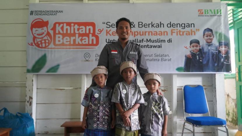 Laznas BMH  menggelar kegiatan khitan berkah untuk mualaf Desa Matotonan, Kecamatan Siberut Selatan, Kabupaten Kepulauan Mentawai, Sumatera Barat, Selasa (27/12/2022).