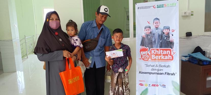 Laznas BMH  menggelar khitan berkah massal sebanyak 511 anak dhuafa dan  Anak Kebutuhan Khusus (ABK) di sejumlah kota di Jawa Timur, Senin (26/12/2022).