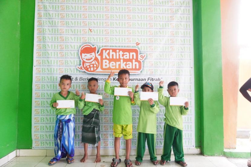Laznas BMH menggelar khitan berkah untuk 50 anak dhuafa di Bengkulu, Ahad (18/12/2022).