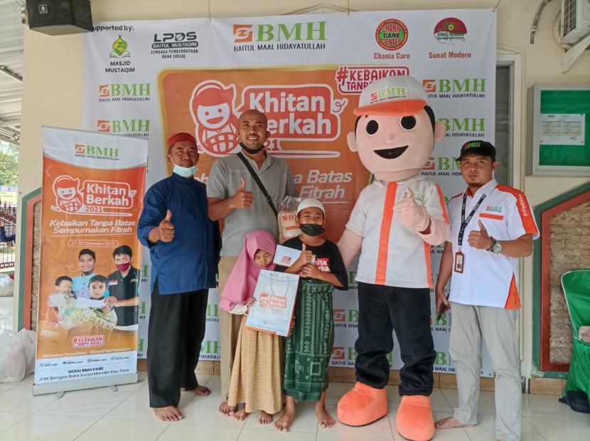Laznas BMH menggelar khitan gratis untuk anak yatim dan dhuafa di tujuh kota/kabupaten di Jawa Timur, Sabtu (18/12).