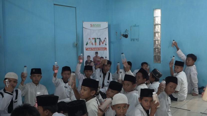 Laznas BMH menggelar rogram ATM (Ajak Traktir Makan) para santri di Pesantren Ashabul Kahfi, Tambun Utara, Bekasi, Jumat (10/9).