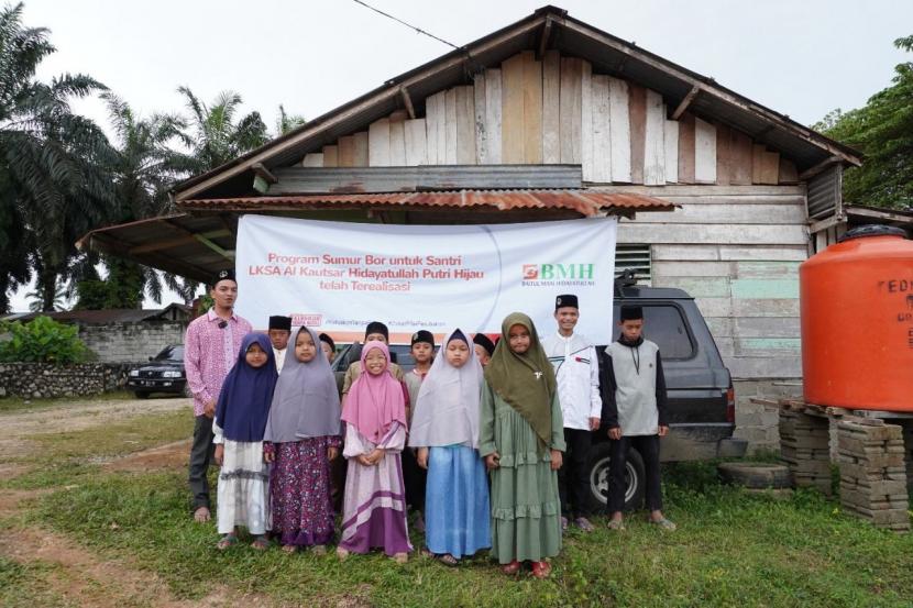 Laznas BMH menghadirkan sumur bor untuk Pesantren Hidayatullah Putri Hijau di Jalan Raya Kota Baru RT 07, Dusun 3 Mekar Jaya, Kecamatan Putri Hijau, Kabupaten Bengkulu Utara.
