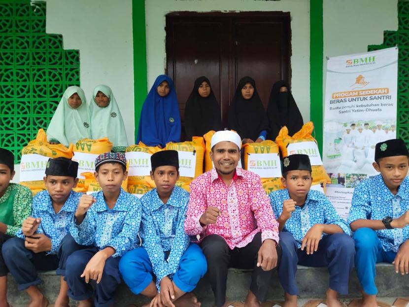 Laznas BMH mengirim bantuan beras untuk santri Pesantren Hidayatullah, Pulau Seram, Maluku, Kamis (29/9/2022).