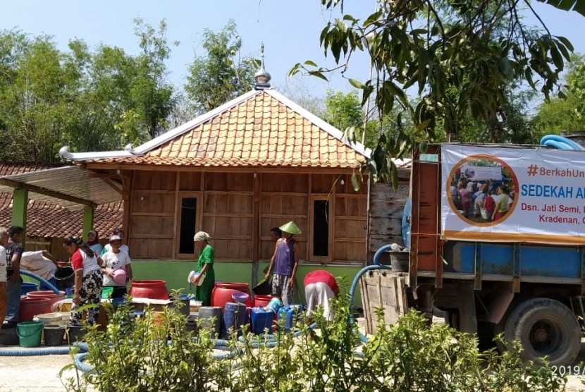Laznas BMH mengirimkan bantuan air bersih untuk warga Desa Grabagan, Kecamatan Kradenan, Kabupaten Grobogan, Jawa Tengah.