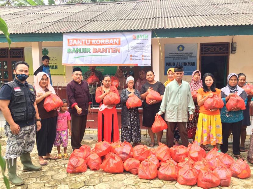 Laznas BMH mengirimkan bantuan untuk warga korban banjir di Kampung Kebon, Desa Sidamukti, Kecamatan Sukaresmi, Pandeglang,  Banten.