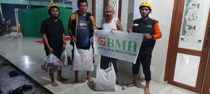 Laznas BMH  mengirimkan tim untuk membantu  evakuasi warga dan mengirimkan bantuan logistik kepada warga terdampak banjir di Makassar.