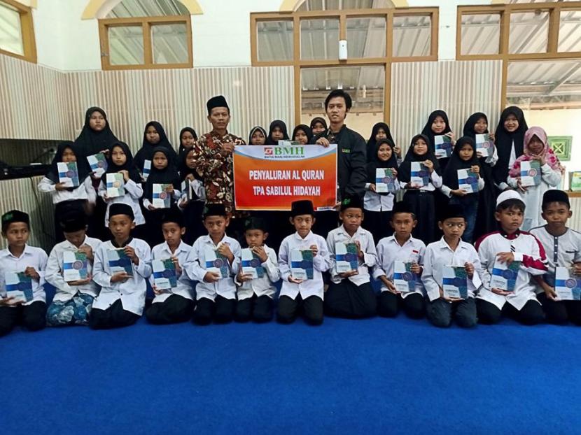 Laznas BMH menyalurkan  100 Alquran untuk para santri di TPA Sabilul Hidayah, Desa Pesalakan, Kecamatan Kutowinangun, Kebumen, Jawa Tengah, Rabu (28/9/2022).