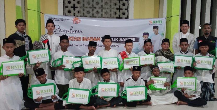 Laznas BMH menyalurkan 42 paket sarung untuk  santri penghafal Quran di Pesantren Nur Islam Nunukan.