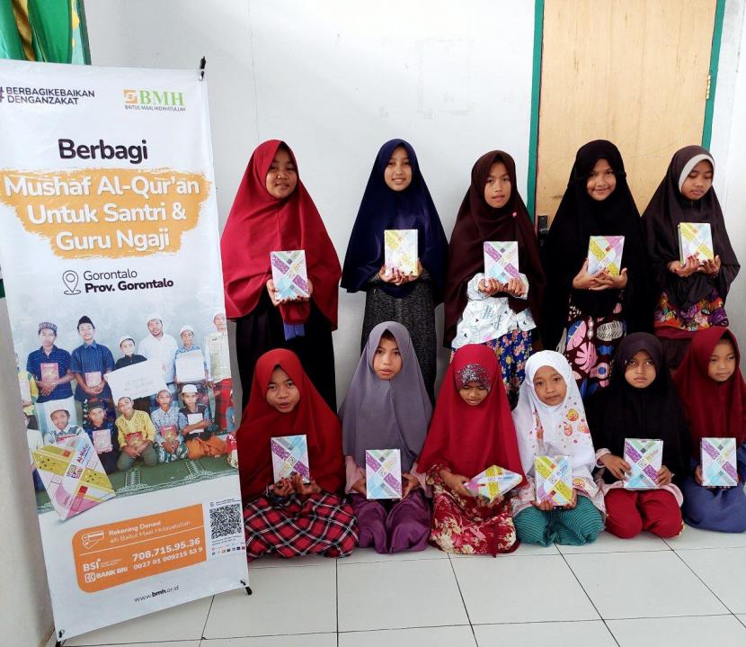 Laznas BMH  menyalurkan Alquran untuk santri tahfidz Putri Yayasan Al-Hasanah Hidayatullah Provinsi Gorontalo, Selasa  (26/4).