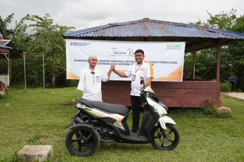 Laznas BMH menyalurkan armada dakwah sepeda motor kepada Ustadz Awang yang sehari-hari berdakwah di beberapa desa di Bengkulu, Selasa (20/9/2022).