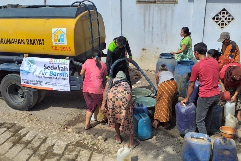 Laznas BMH menyalurkan bantuan air bersih kepada warga Trenggalek yang mengalami kekeringan.