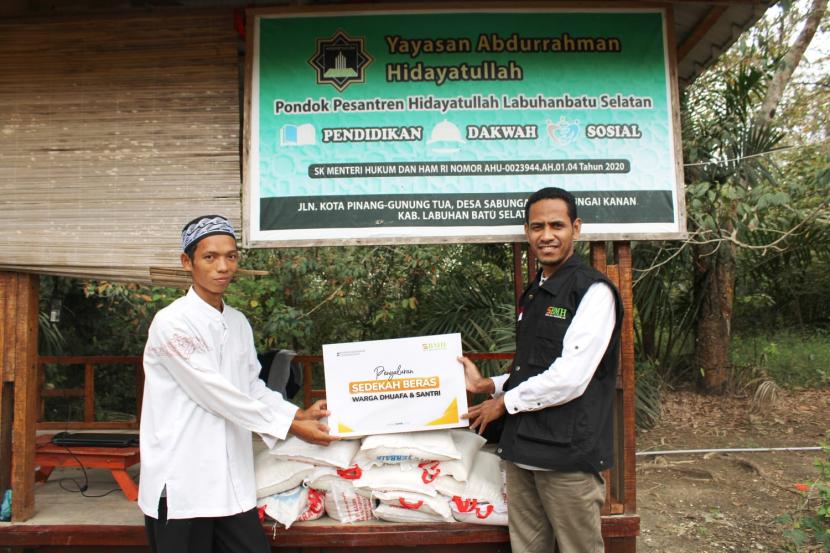 Laznas BMH menyalurkan bantuan beras kepada dai dan guru Quran di Desa Sabungan, Kecamatan Sungai Kanan,  Kabupaten  Labuhan Batu Selatan, Ahad (18/12/2022).