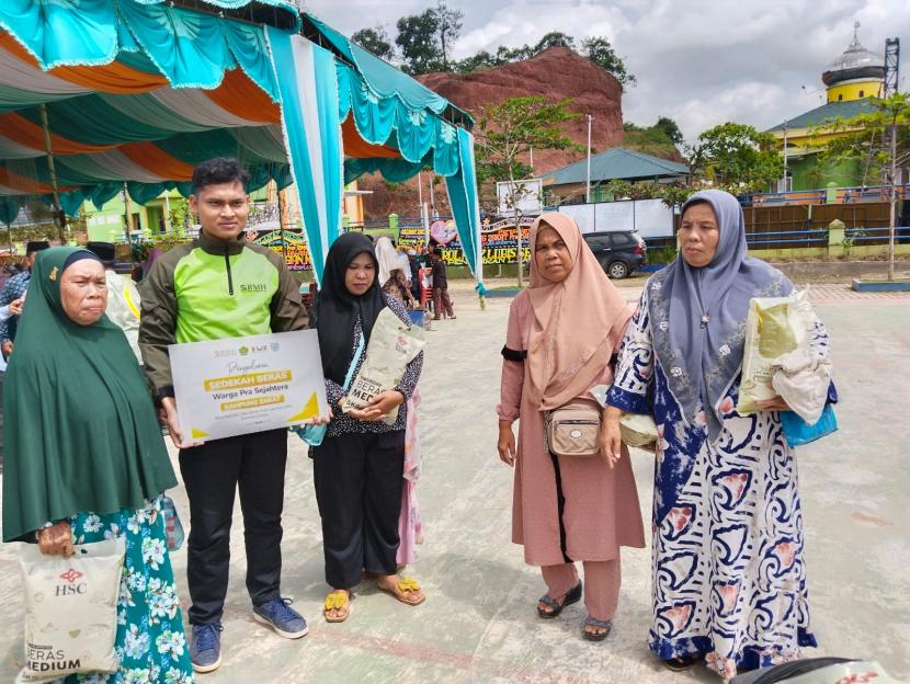 Laznas BMH menyalurkan bantuan beras kepada keluarga dhuafa dan Lansia di Desa Janji, Kecamatan Bilah Barat, Kabupaten Labuhan Batu, Sumatera Utara,  Jumat (16/12)