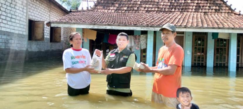 Laznas BMH menyalurkan bantuan berupa nasi bungkus kepada korban banjir di Pati dan Pekalongan, Jawa Tengah.