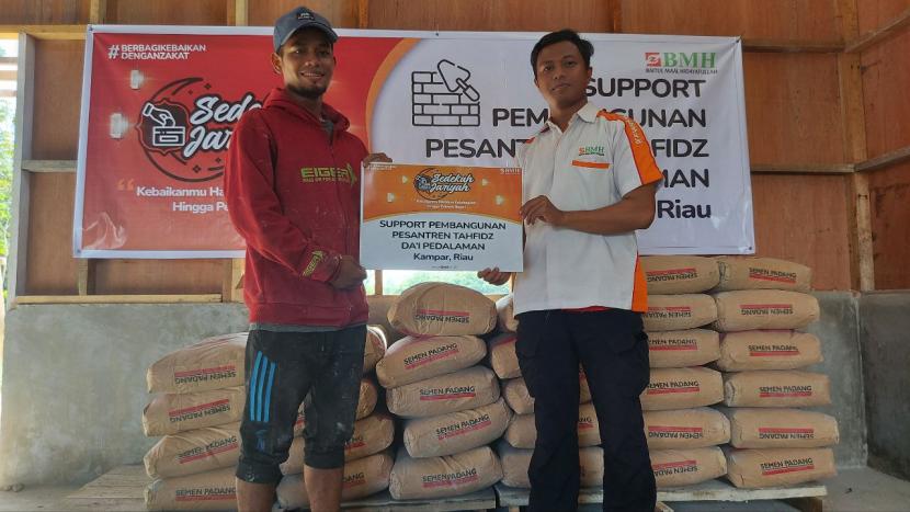 Laznas BMH menyalurkan bantuan berupa semen untuk pembangunan Pesantren Tahfidz Pedalaman di Desa Sungai Pinang, Kampar, Riau, Senin (27/6).