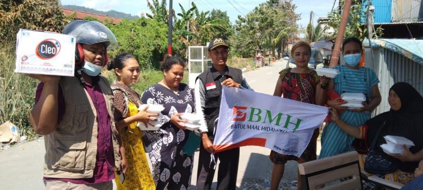 Laznas BMH menyalurkan bantuan kepada korban kebakaran di dekat Pasar Youtefa, Jayapura, Papua, Kamis  (30/9).