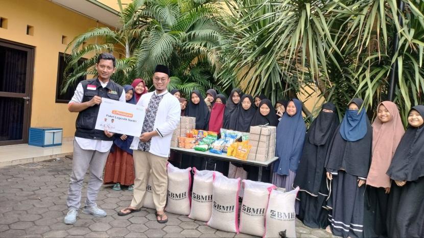 Laznas BMH menyalurkan bantuan logistik kepada Pesantren Darul Hakam Akhawat, Bekasi, Jumat (23/12/2022).