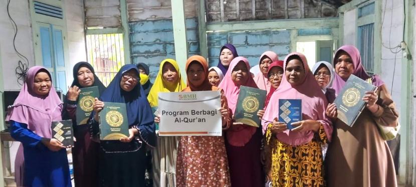Laznas BMH menyalurkan bantuan mushaf Alquran kepada 100 pecinta Alquran di tiga kecamatan yang ada  di Blora, Cepu, Jawa Tengah, 2-4 Februari 2023.