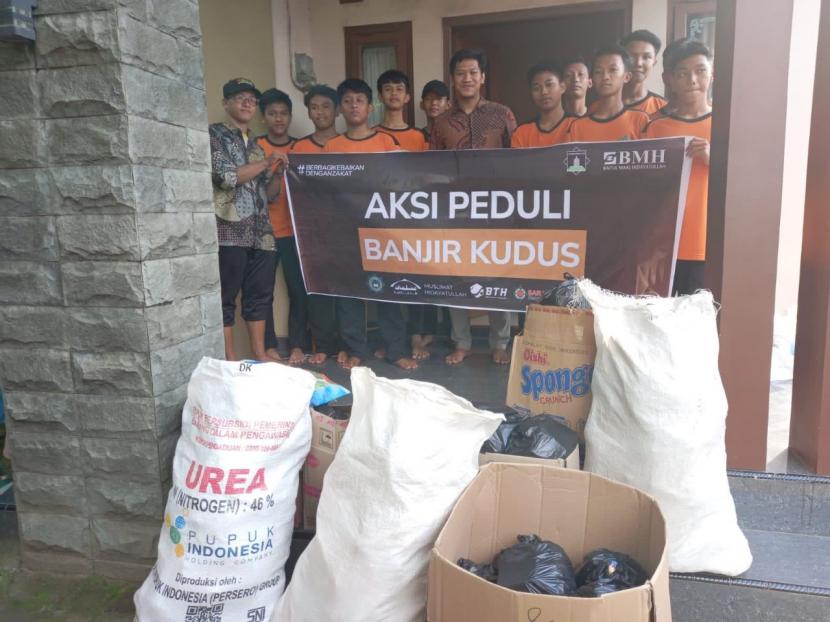 Laznas BMH menyalurkan bantuan nasi bungkus dan bingkisan logistik kepada warga penyintas banjir di  Kawasan Setrokalangan, Kecamatan Kaliwungu, Kabupaten Kudus.