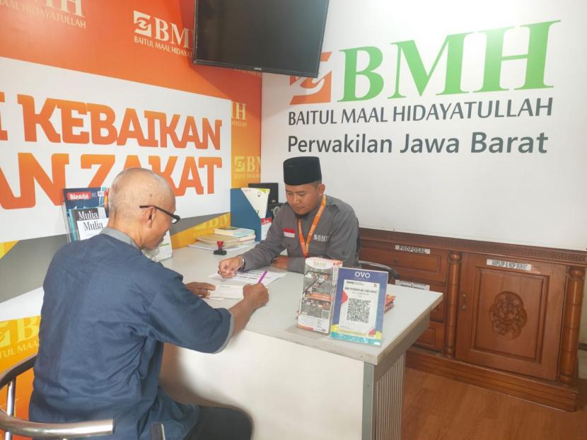 Laznas BMH menyalurkan bantuan program kafalah guru ngaji di Jawa Barat, Selasa (24/1/2023).