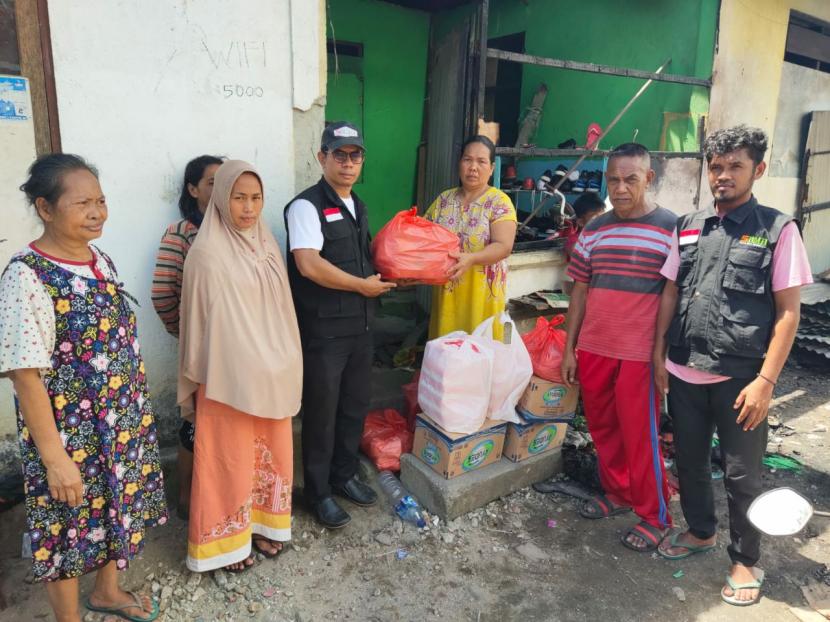 Laznas BMH menyalurkan bantuan sembako dan makanan cepat saji kepada  warga penyintas kebakaran yang melanda daerah Mardika Lorong Tahu, Kelurahan Rijali, Kecamatan Srimau, Kota Ambon, Jumat  (9/12/2022).